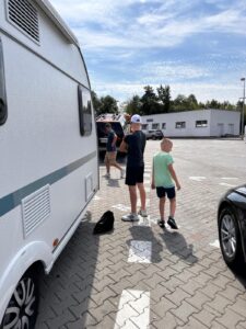 przyczepa przypieta do lawety z autem