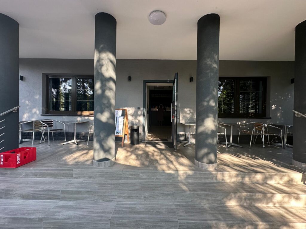 wejscie do recepcji campingu smok krakow