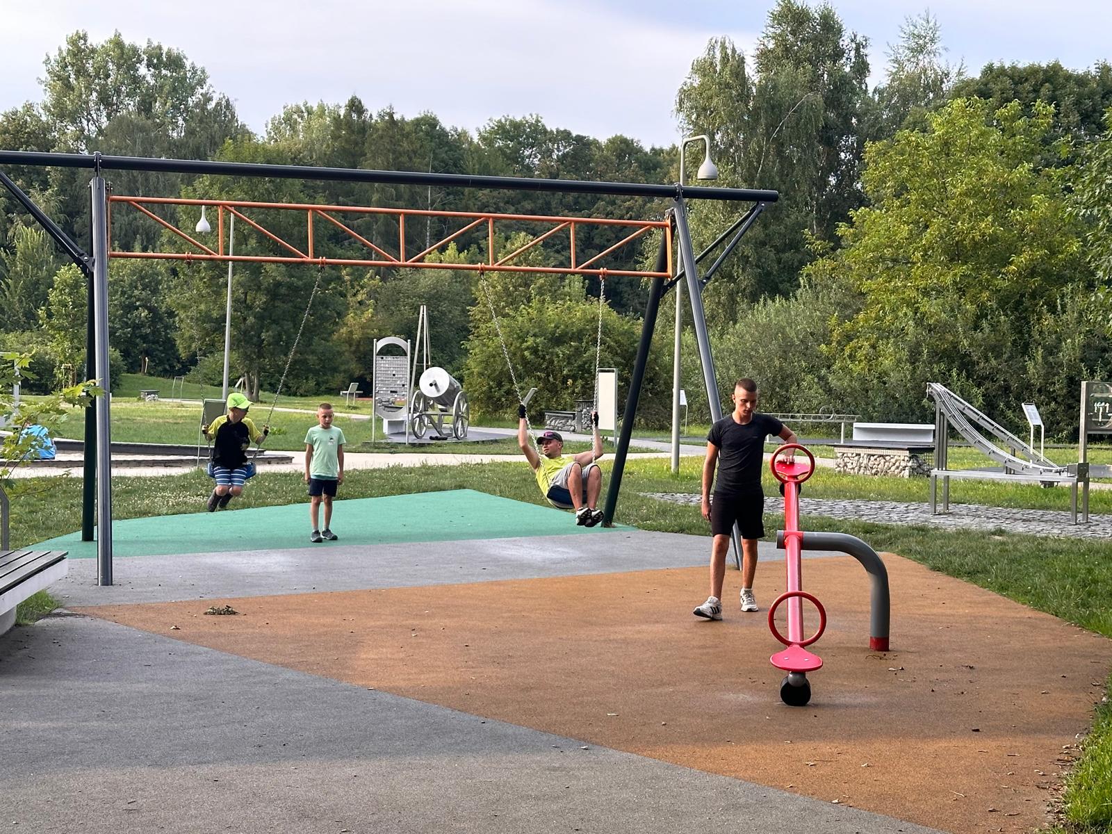 z dziecmi w ogrodzie doswiadczen w krakowie