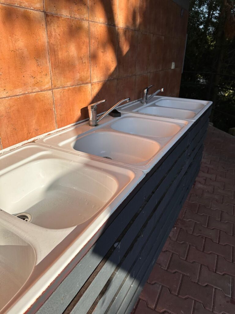 zlewozmywaki na zewnatrz kempingu SMOK w Krakowie