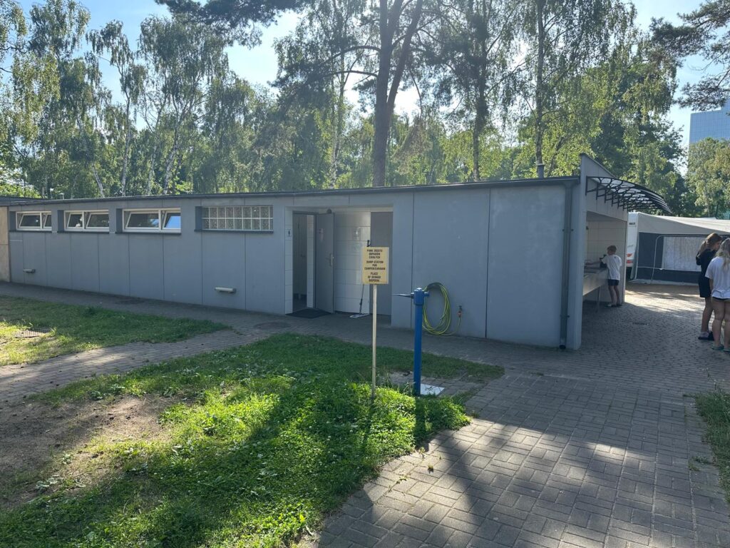 budynek sanitariatow na kempingu park 45 sopot