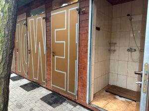 kabiny prysznicowe w miejscu oddalonym od recepcji camping 218