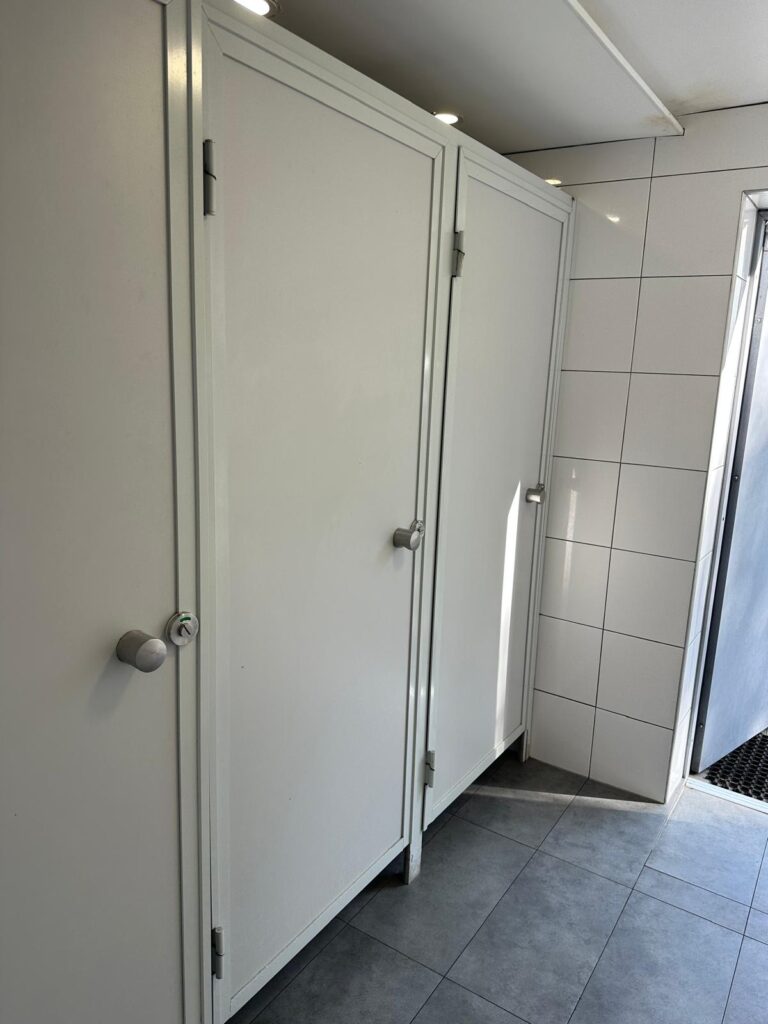 kabiny prysznociwe tuż przy drzwiach w park 45 sopot