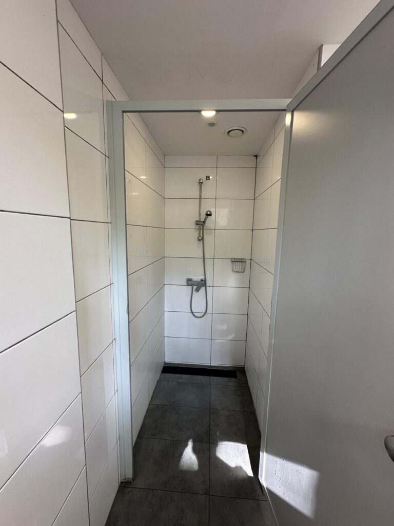 prysznic sanitariat na kempingu park45 w sopocie