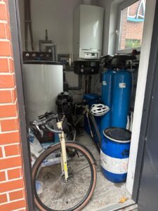 rowery w kotłowni hotelowej