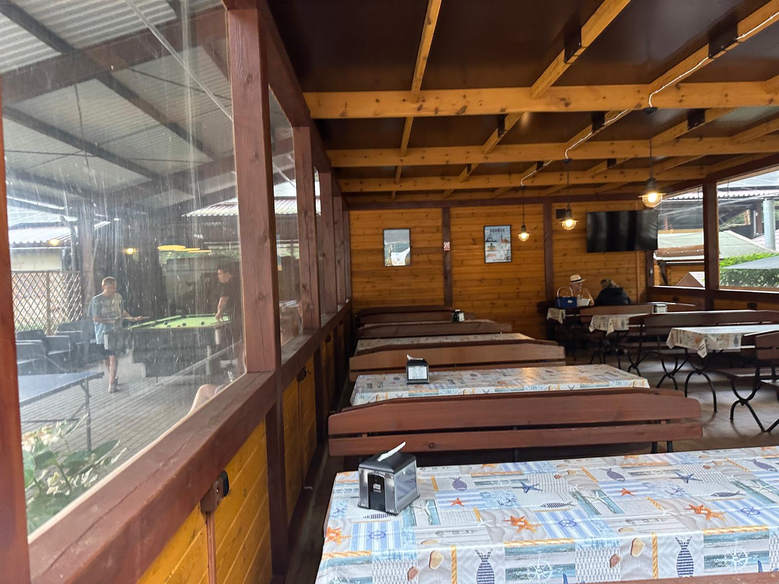 stoly przy barze muszelka w camping 218 gdanks