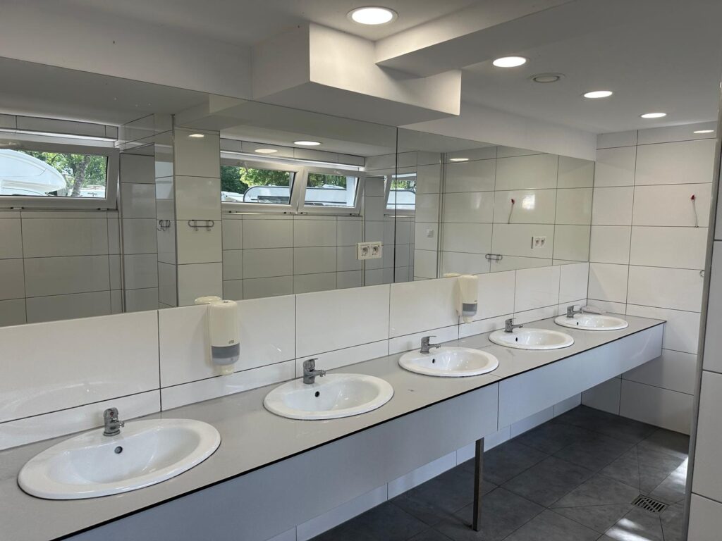 umywalki w sanitariatach park 45 w sopocie