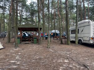 wiata i lawki na kempingu