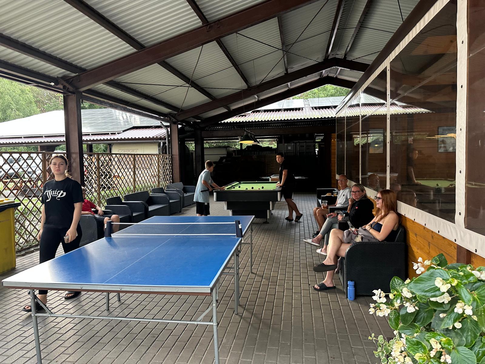 wiata z ping pongiem i bilardem